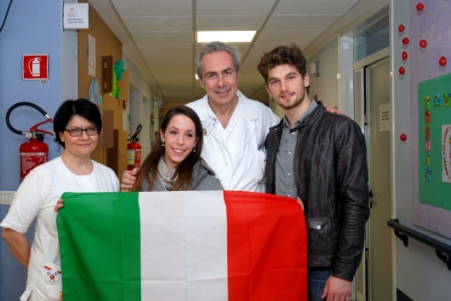 Matteo Guarise e Nicole Della Monica in visita all’ospedale di Sassuolo: giocattoli in dono per i bambini ricoverati