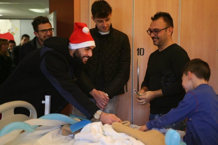 I calciatori del Sassuolo portano un sorriso ai piccoli pazienti della pediatria.
