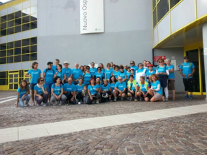 I partecipanti alla biciclettata del 2015 di Librarsi davanti all'ospedale di Sassuolo