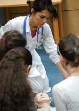Cardiologie aperte_Marcella Camellini mentre insegna ai ragazzi la rianimazione cardiaca_2018