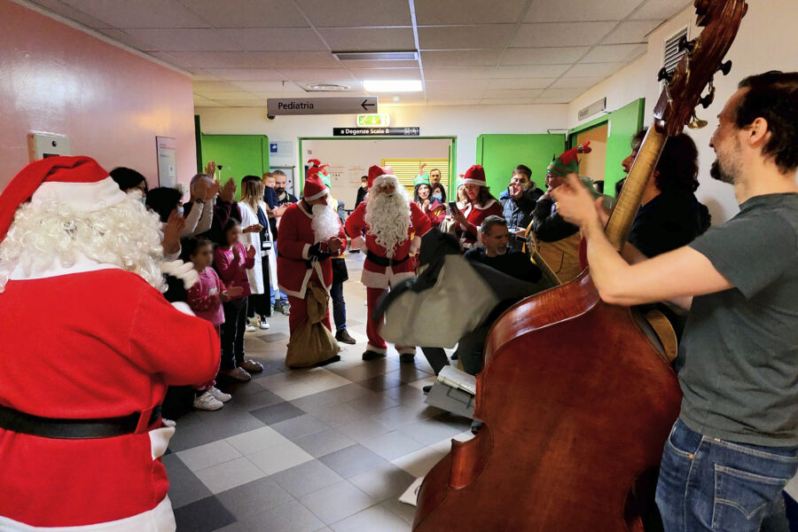 Natale in Pediatria: musica, volontariato e regali per i bambini ricoverati