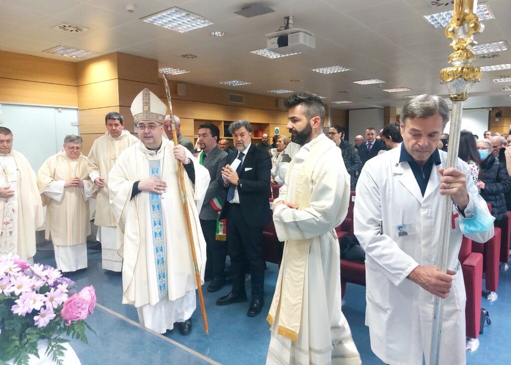 Il vescovo durante la celebrazione eucaristica in ospedale