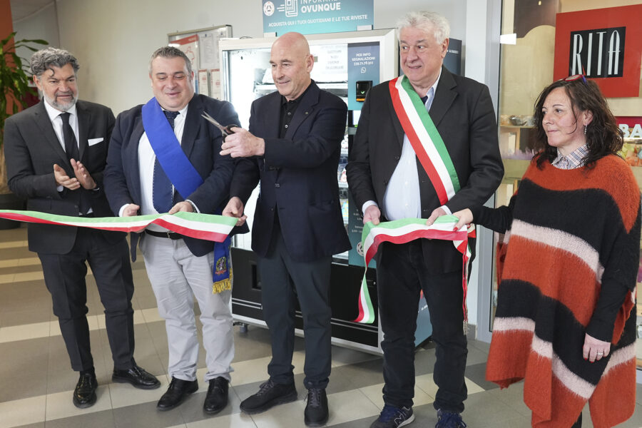 Inaugurato il nuovo distributore automatico di riviste e giornali